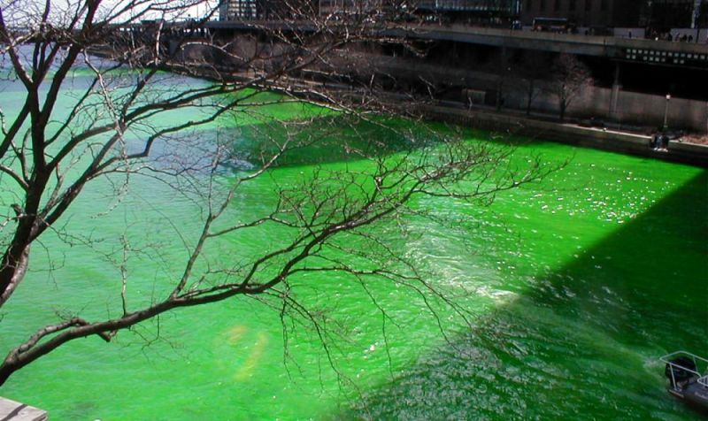 File:2002-03-16@17-08-37 Green Chicago River with tree.jpg