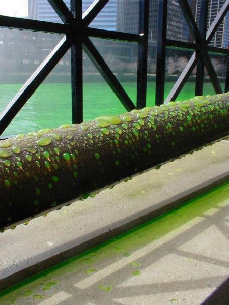 File:2002-03-16@17-27-52 Green Chicago River droplets.jpg